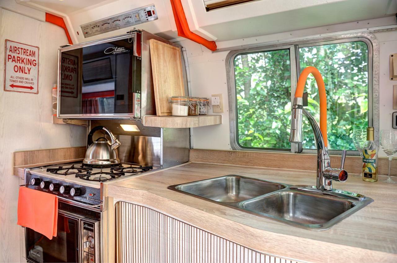 Glamping 1970 American Airstream Motorhome Ponsanooth Exterior photo